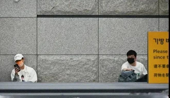 亚锦赛场外花絮
胖远亚洲蹲
两人一左一右蹲墙跟
干嘛呢
远吃饭吃了个寂寞
杯盘净