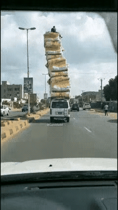 今天这事儿，看完整个人都不好了！我真服了这位大哥，到底是哪来的胆子，竟敢坐在那高