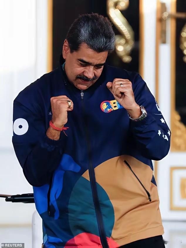 美国的年轻法官在做什么？为何要让一位92岁的法官来审理马杜罗一案？
这位法官名叫