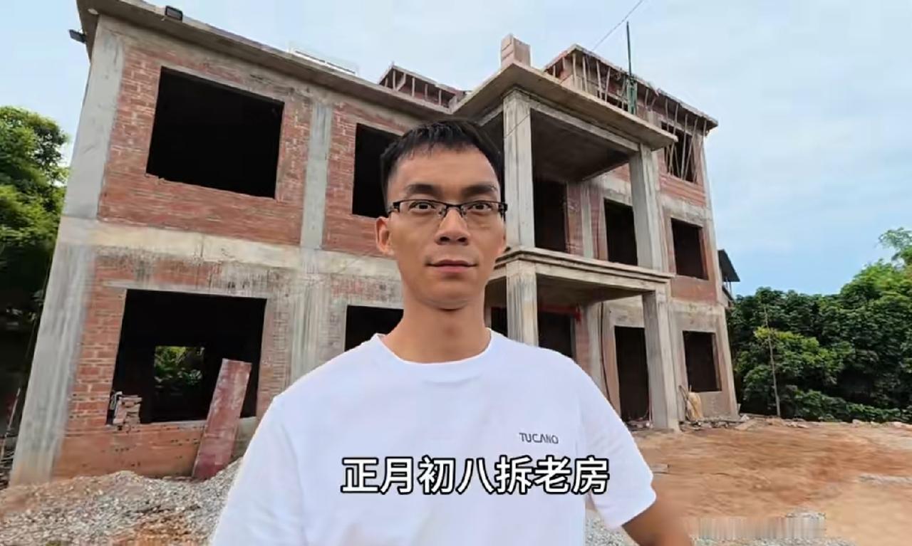 唐尚珺老家房子封顶了，花费近33万，两层180多平方，装修至少也要十几万，珺哥刚
