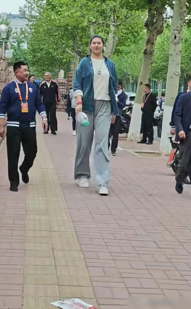 还在为张子宇输5分惋惜？你根本没看懂这场牌局。
那场比赛的胜负，不过是资本棋盘