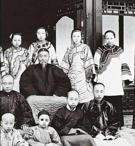 1901年李鸿章去世，留给了子孙4000万两白银。9年后，李鸿章孙子李子嘉出生，