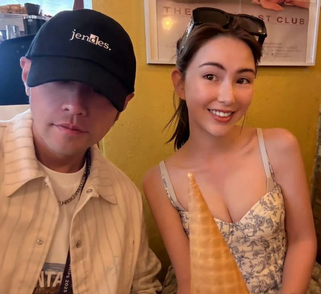 昆凌把周杰伦裁掉了，大嫂太狠了哈哈哈杰伦委屈巴巴，能把周杰伦截掉的，也就昆凌了 