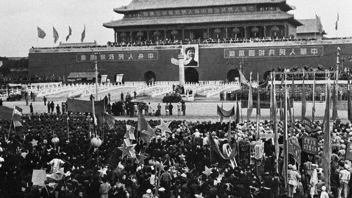 对外敢斗，对内安民——新中国初创的破局之道
 
外面刀架在脖子上，屋里灶台还没生