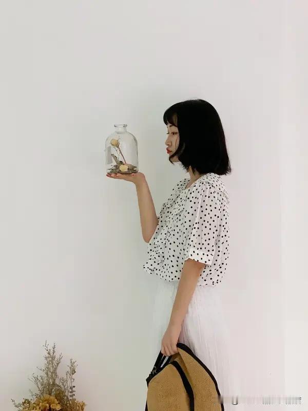 Iamroosie真的是氛围感天花板！她的穿搭没有复杂的堆砌，简简单单的基础款，