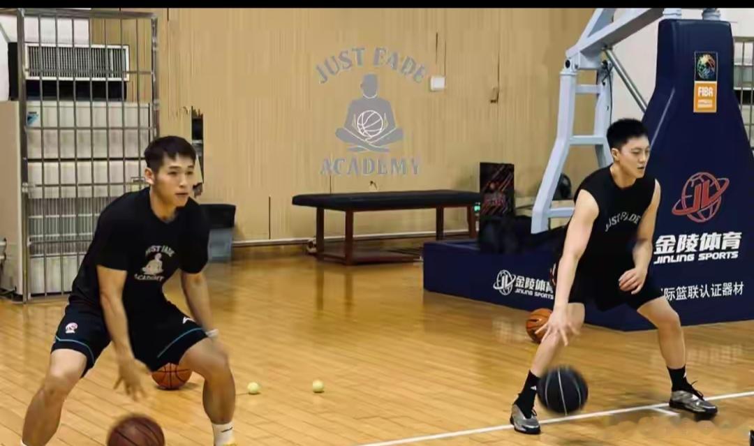 广东男篮核心当家球星胡明轩与浙江稠州男篮核心陆文博一起夏训！希望球员都有良好的表