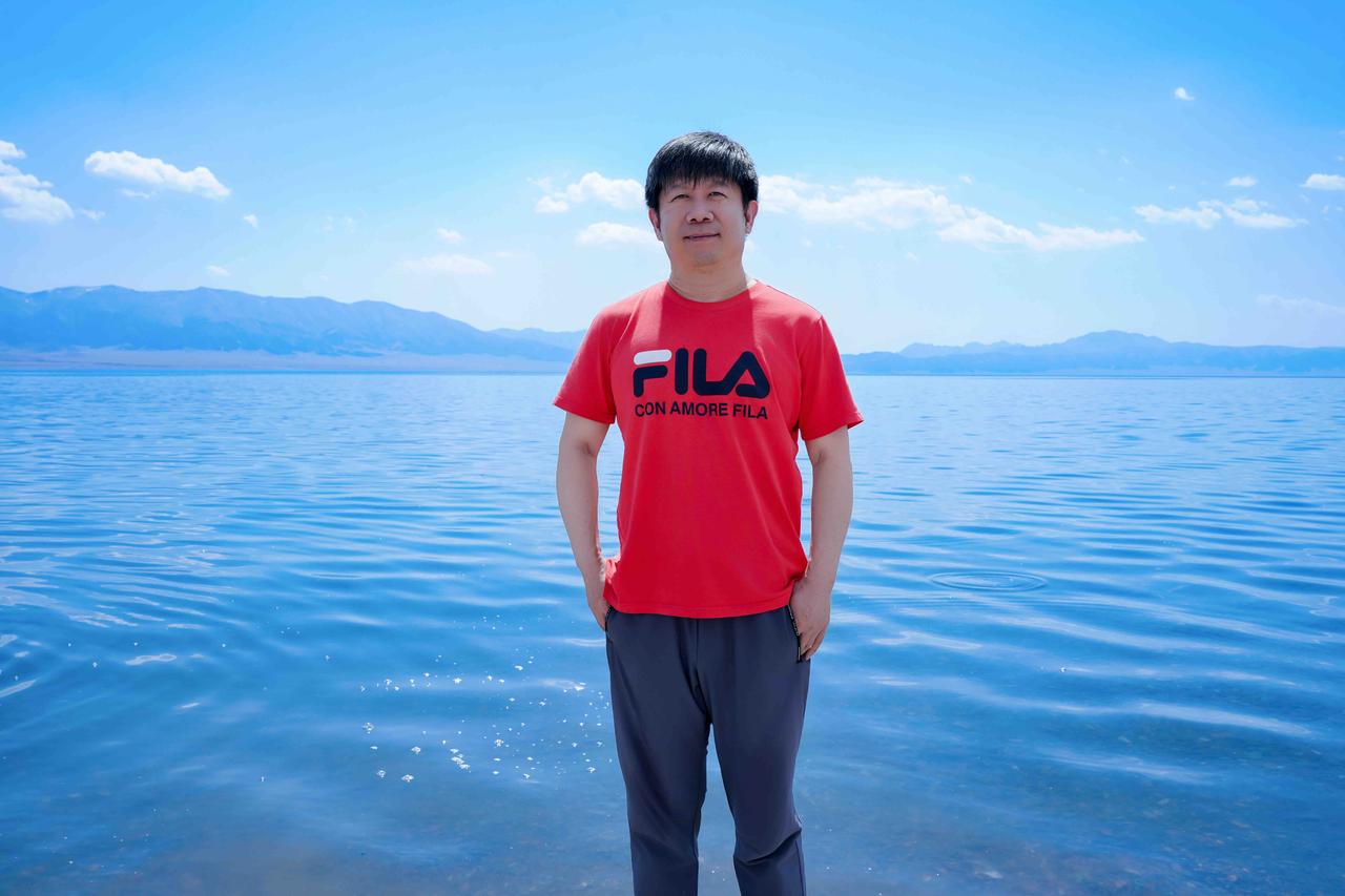 赛里木湖，大西洋的最后一滴眼泪。到此一游，拍照留念。