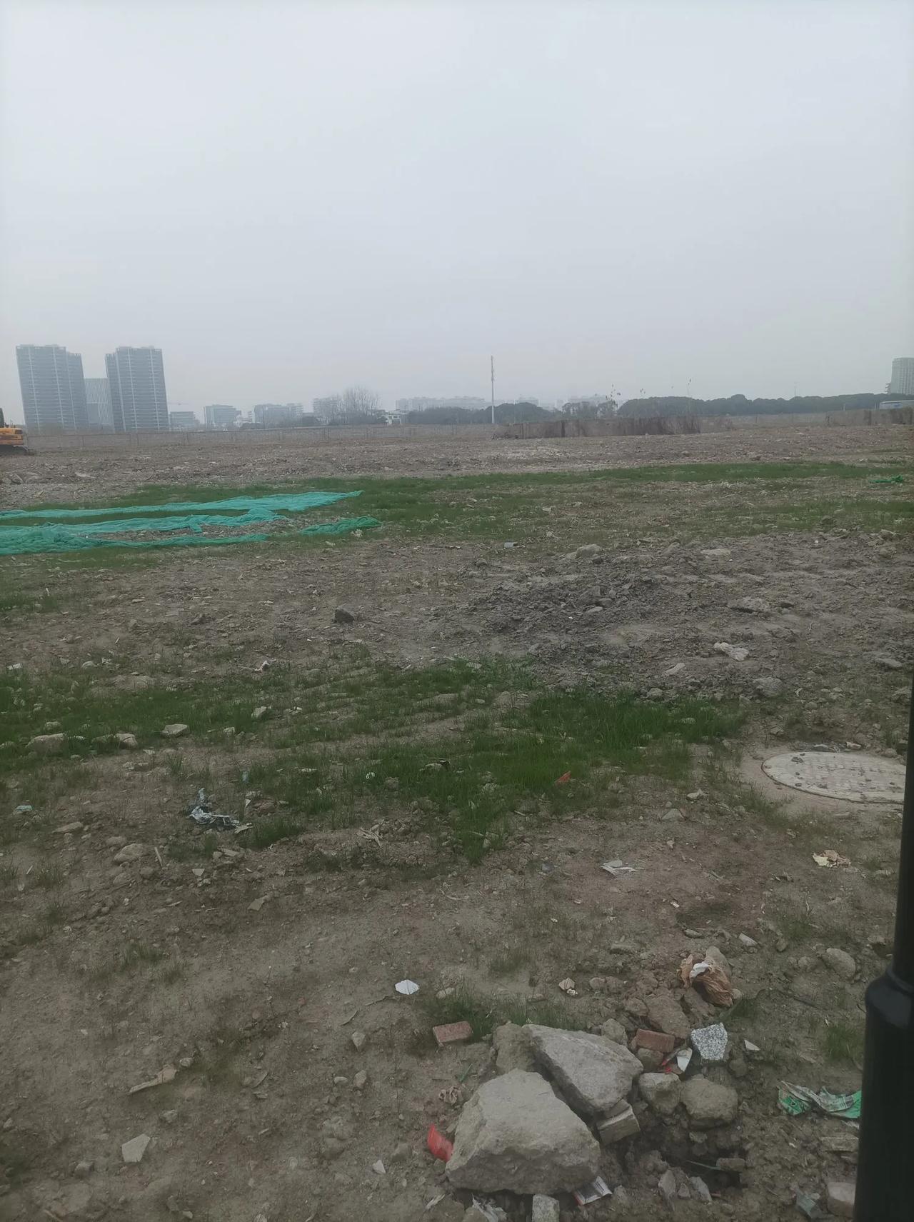 观景洪路站有感:城邦破土而出，未来三线齐聚。潜力徐徐汇来，打开未来之门。