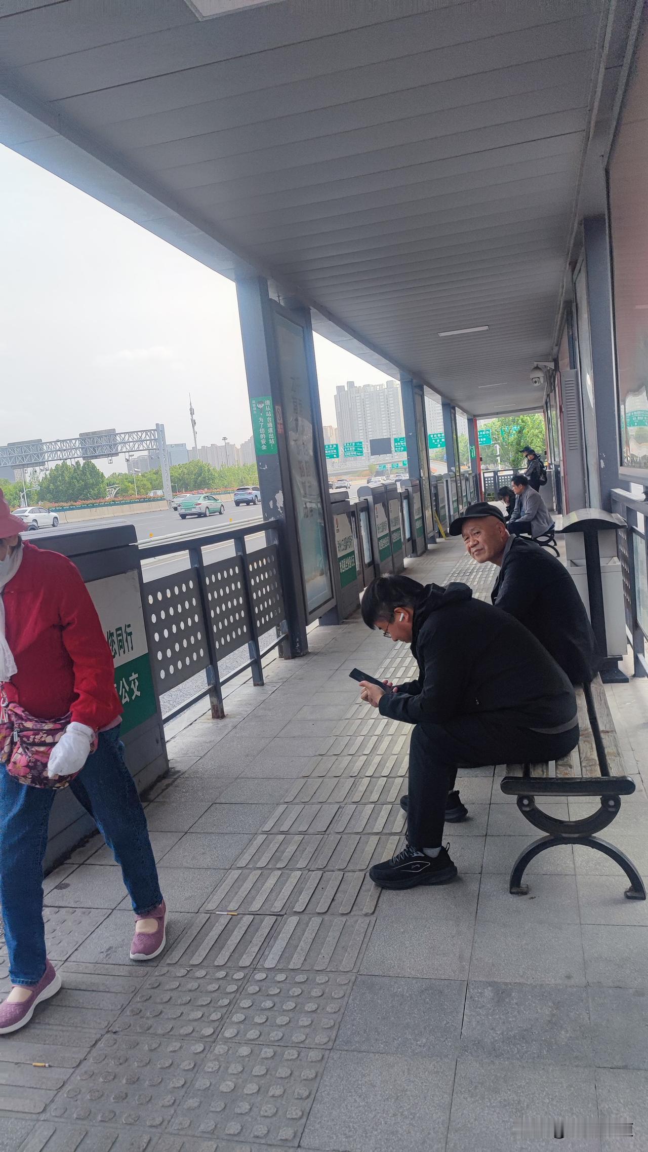 晒出你的本地生活 4月20日，在中州大道快速公交站换乘十分便捷。
倘若在此换乘，