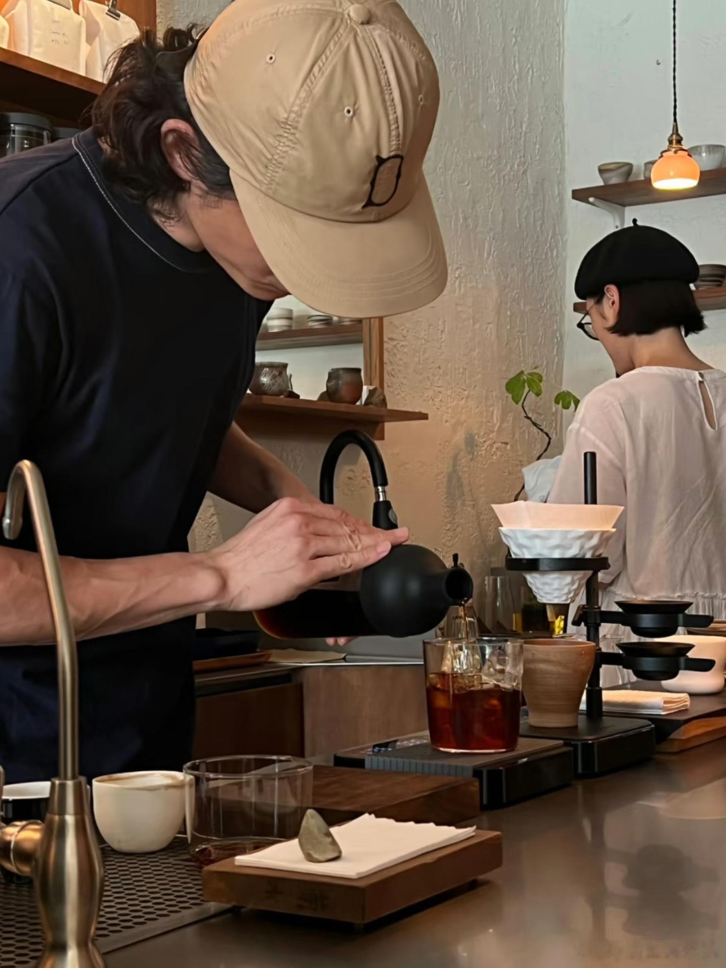 把普通日子拆成一片片细碎的美好咖啡 甜品 偶遇的小狗还有慢悠悠晃荡的时刻不用追赶