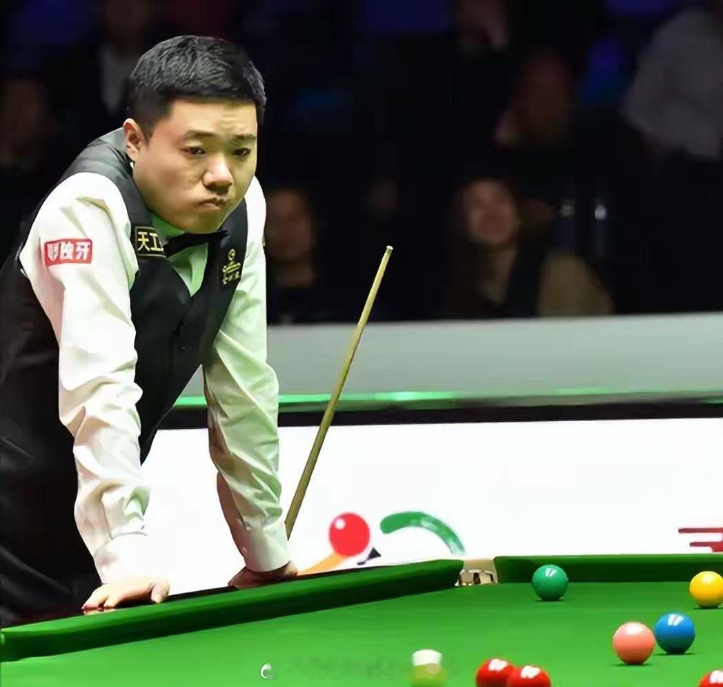 世锦赛战报：中国2胜2负！丁俊晖“老虎发威”，世界第5连丢5局“虎威震世锦，强敌