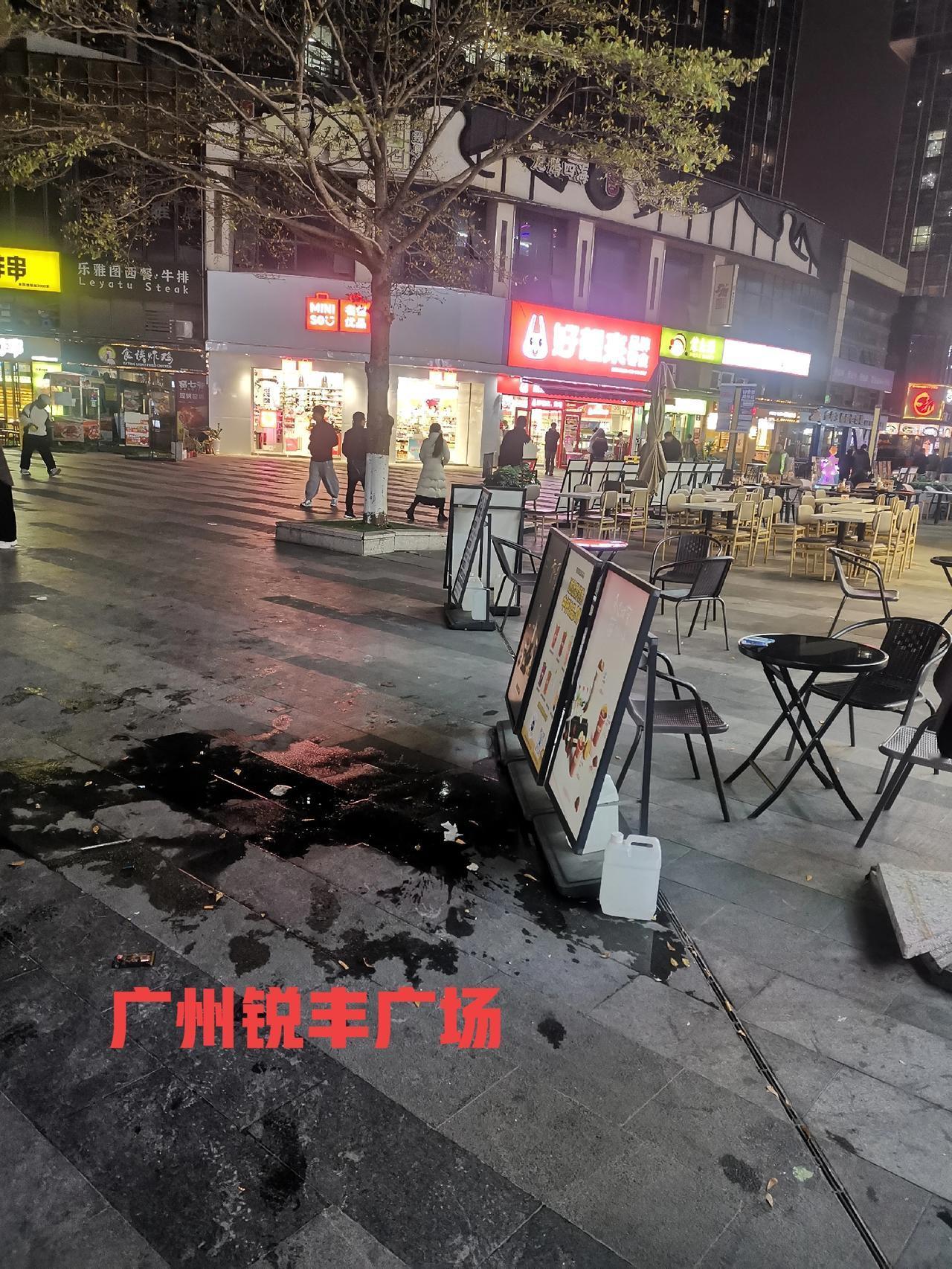 广州一夜速冻！锐丰广场从盛夏狂欢到寒冬清冷，市民盼暖阳快归
 
1月22日，广州