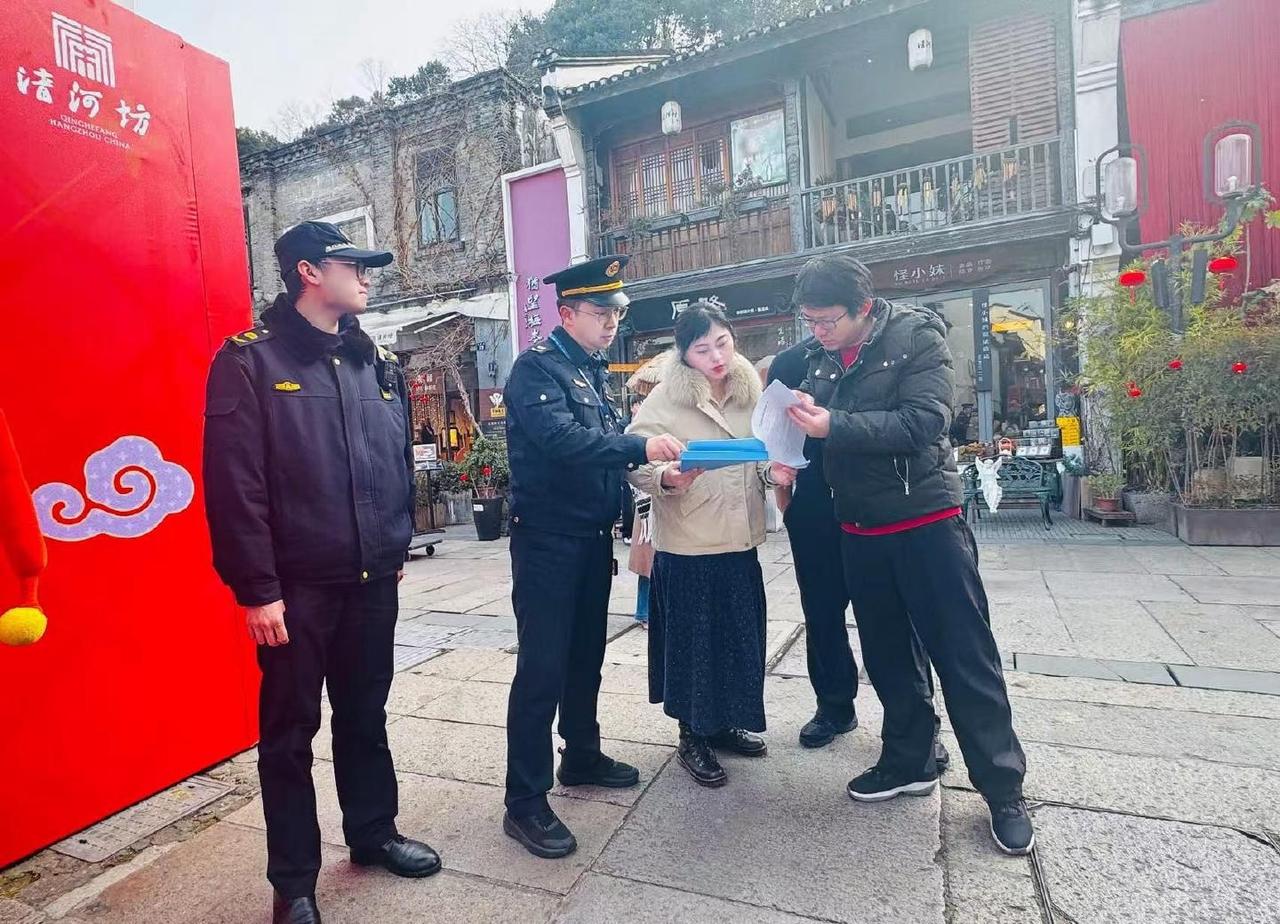 浙就很杭州【以美为媒，向新而行！上城街头新春氛围组“就位”】近日，上城区多处主题