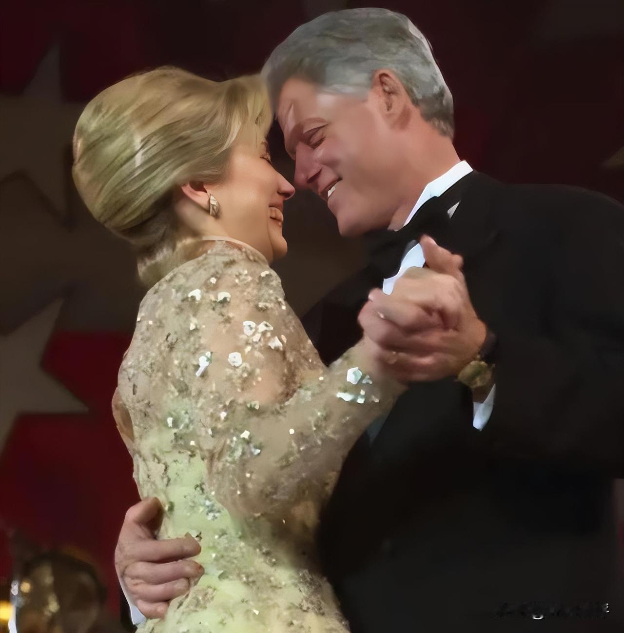 克林顿夫妇服软，民主党坐不住了，特朗普又在憋大招。克林顿夫妇突然表示愿意配合爱泼