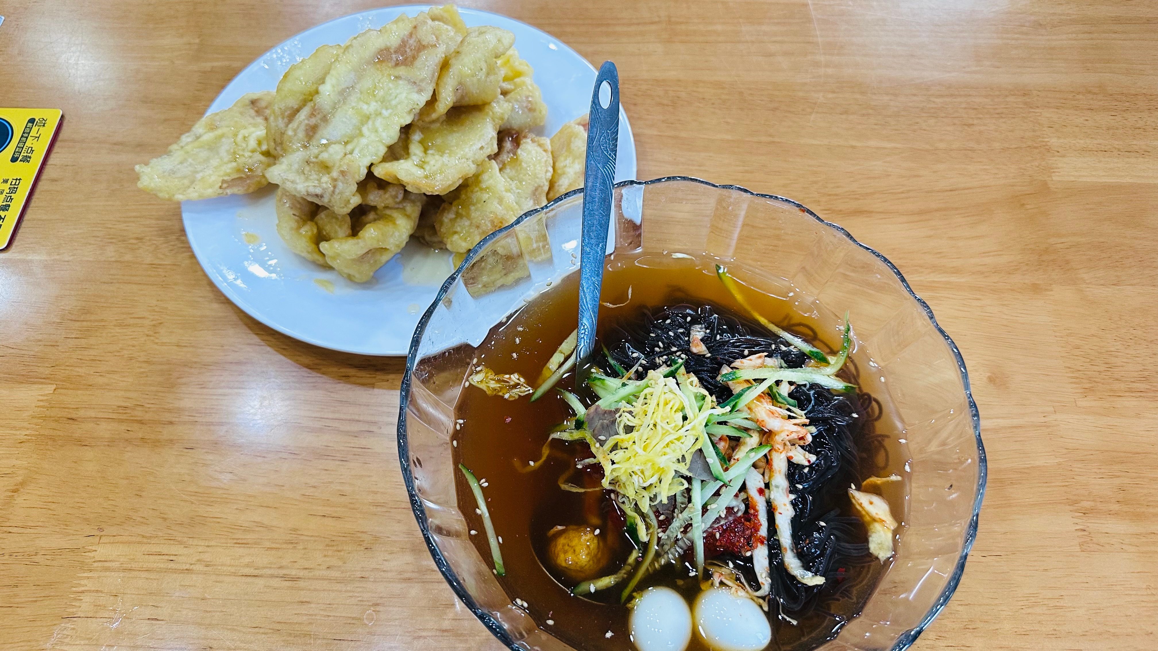 前些日子跟延吉出差，经过的指点，我去吃了冷面配锅包肉。人家都是点一个小份我直接来