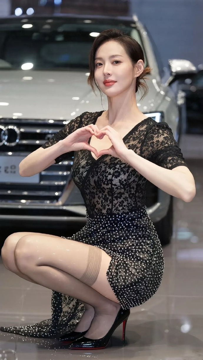 这摄影师必须加分太会拍了，当然模特也很优秀，很会找镜头 ​​​