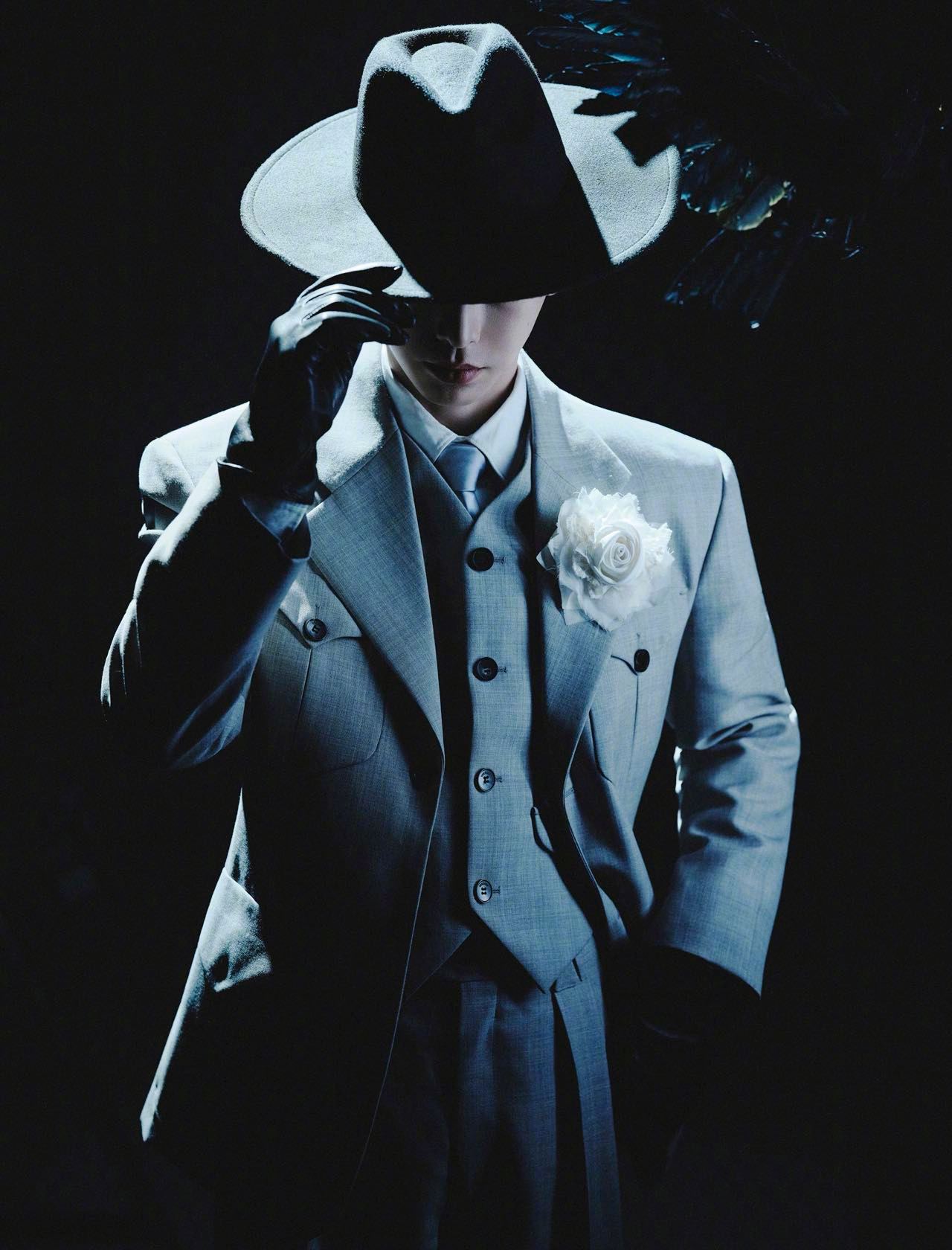 彭昱畅金丝眼镜今天微博之夜 又帅出新高度了！一身西装搭配金丝眼镜，妥妥的贵公子模