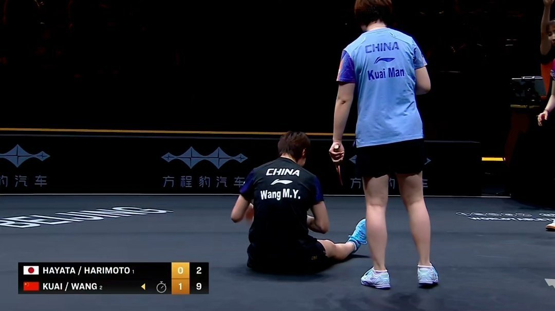 王曼昱反击摔倒 王曼昱反击摔倒之后还能把比赛拿下来，我关注的不是最后那个比分。是