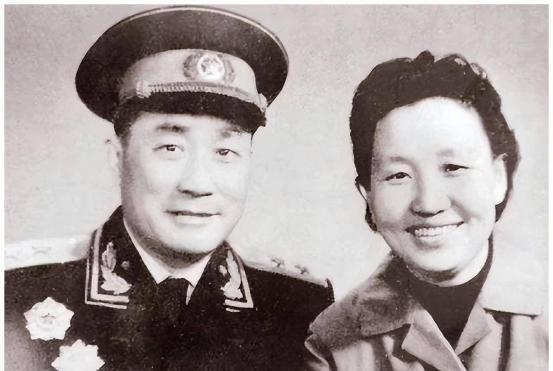 72年周总理不顾外面下着雨，亲迎骨灰，毛主席：我再也见不到他

1972年3月1