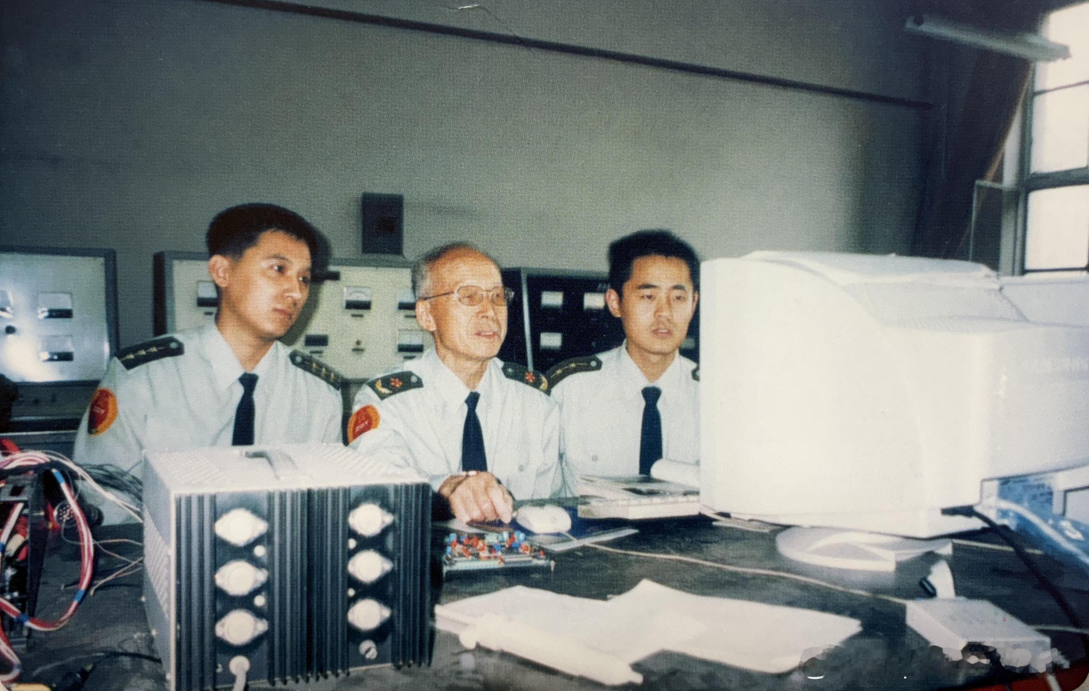 2000年代臧克茂教授（中，1932.1.28-）与他的学生在实验室，他1999