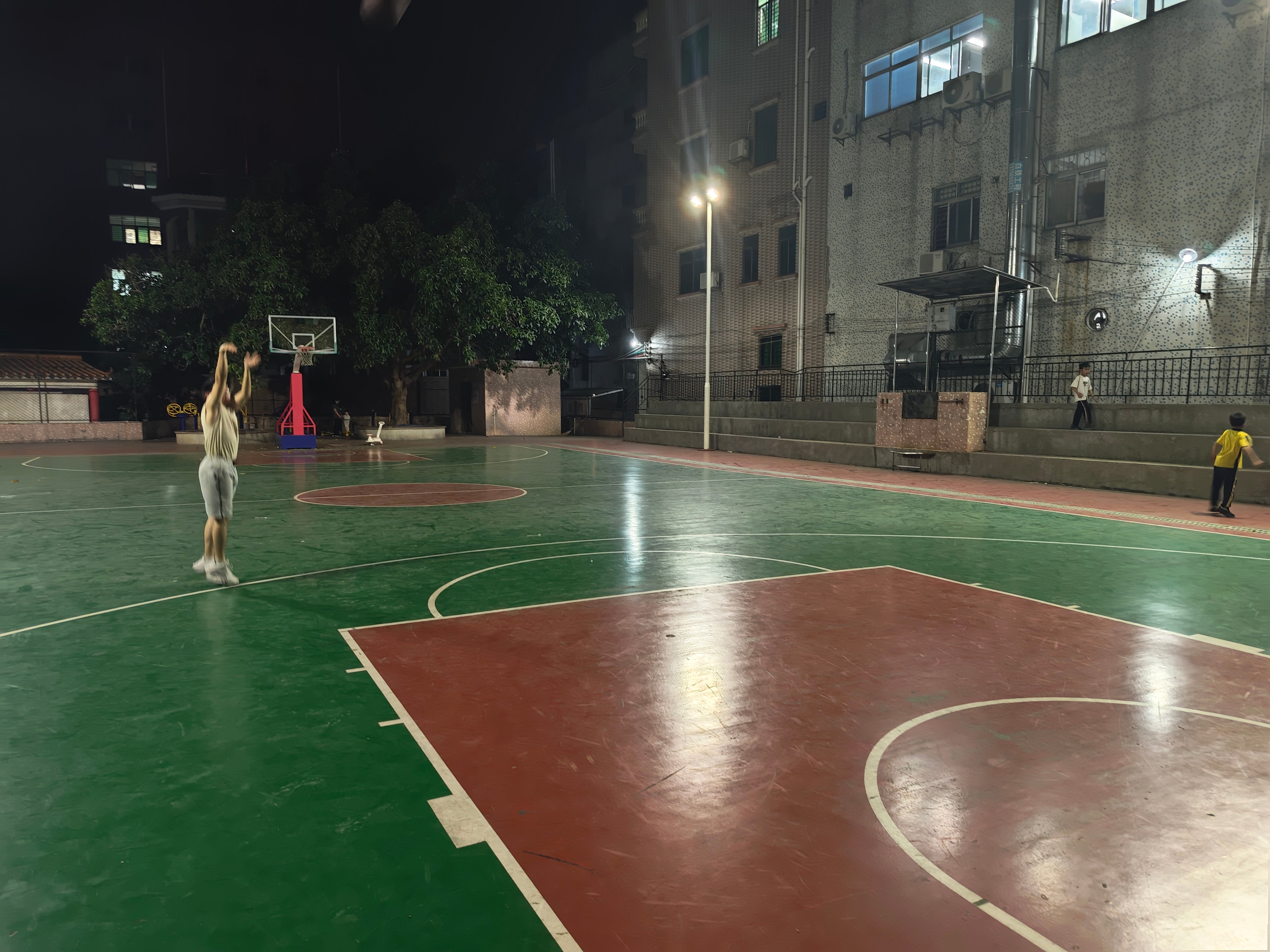 有一说一，广东的体育氛围是真好，随便去一个乡镇到处都是篮球场，免费对外开放，晚上