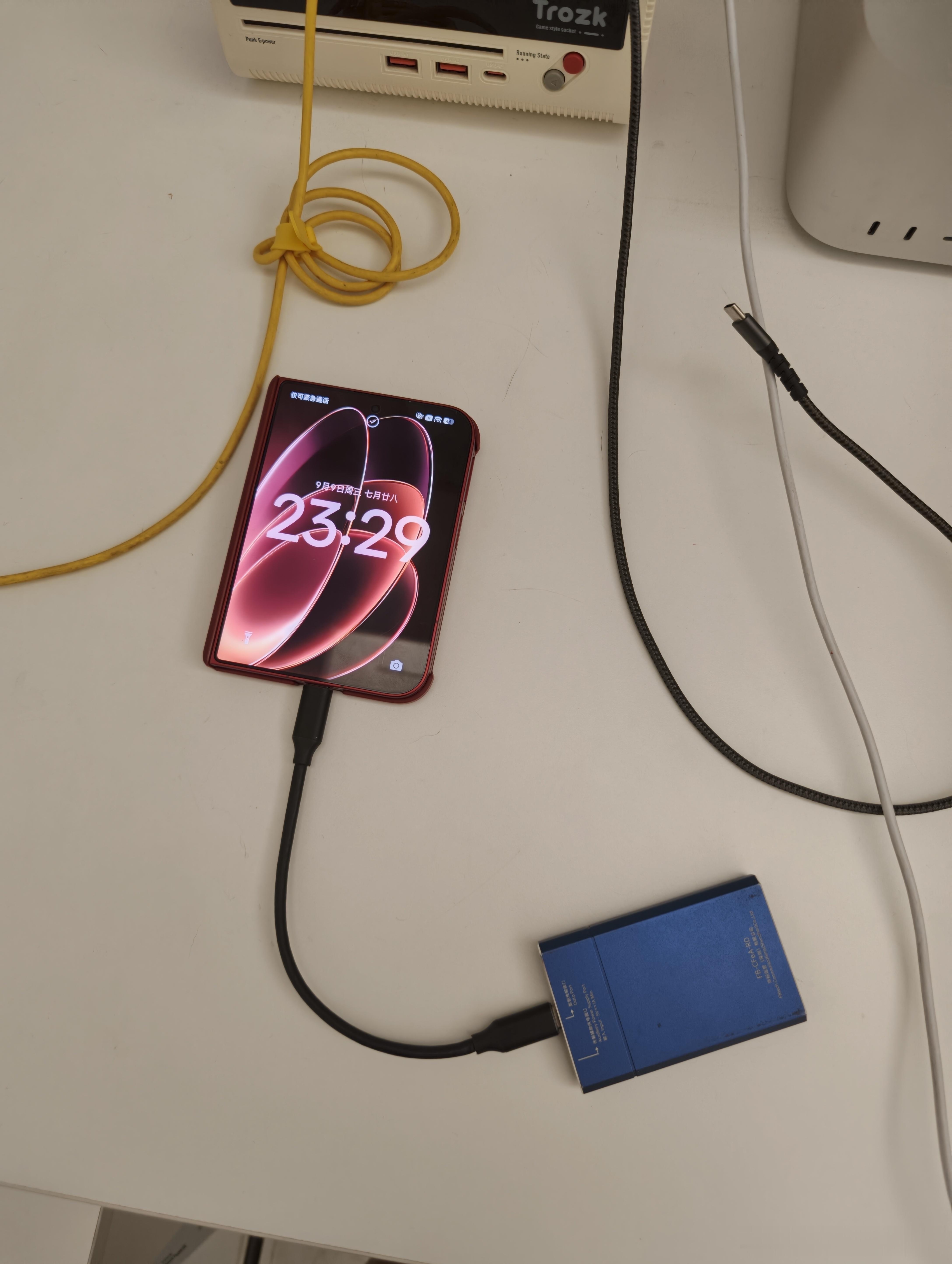 有时真的觉得我妹像个傻der 一样让他帮我充个电，回头一看充读卡器上[微笑] ​