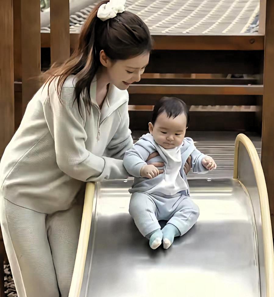 秋日的温柔浪漫，都藏在平凡的亲子时光里！谁能想到，7个多月的小汪宝，解锁了人生全