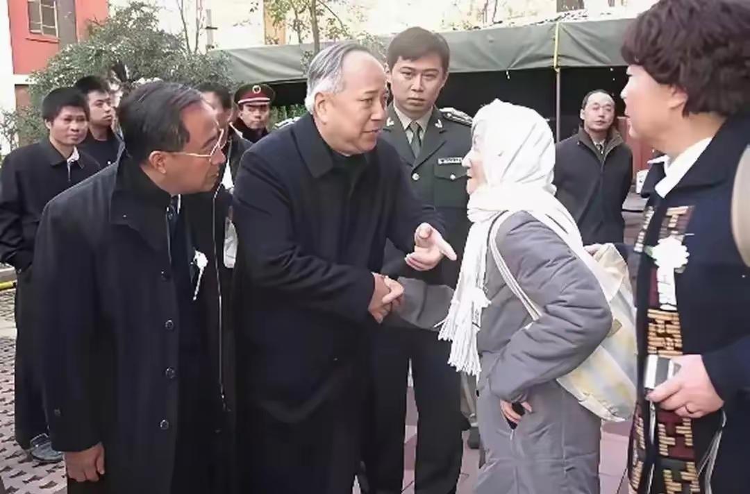 2009年10月，钱学森先生病逝后，91岁的李佩裹着披巾前来吊唁，钱学森之子钱永