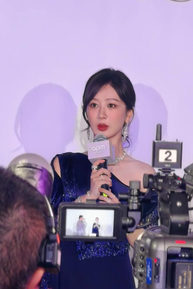 她晕倒在片场第三次的时候，道具师正在把她的戏服腰围改小第二遍。
横店90%的古装