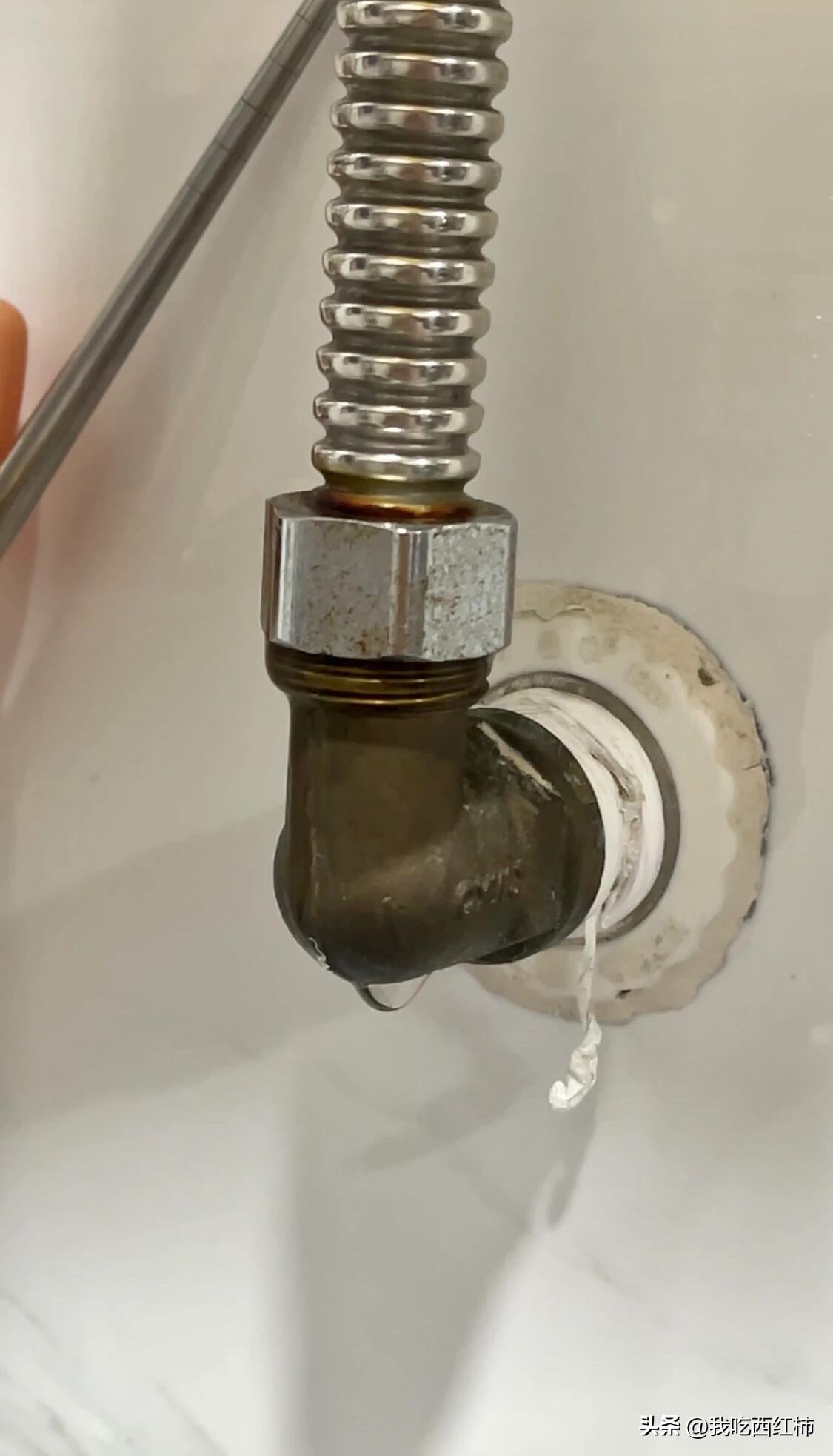 今天，花1元钱解决了生活中的糟心事，
热水器出水管的螺帽处渗水漏水了半个月了，