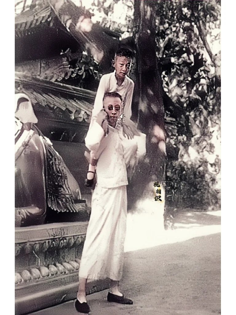 这应该是溥仪唯一一次被人骑在头上拍照了吧，不过他并不在意，并且心甘情愿...