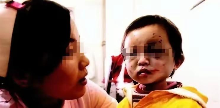 1993年，青海一个五岁的小女孩因偷吃了家里的两块油渣，被自己的母亲惩罚，她将滚