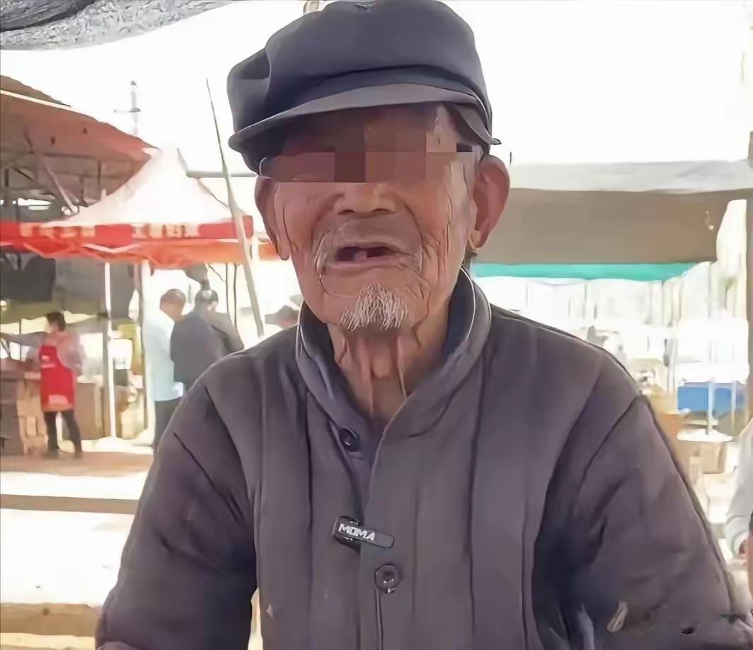 看着实在让人心酸，山东这位年迈养父，劳作半生落下一身病痛，囊中羞涩走投无路，只能