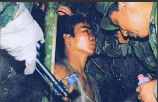 那刀还插在身上，没拔，血一路滴到营地。
不是电影，是1986年老山前线八里河东山