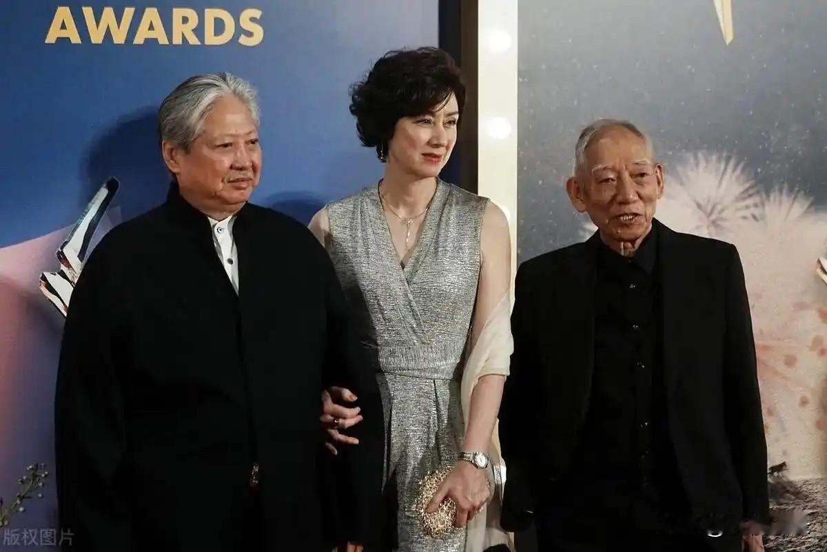 洪金宝携娇妻走红毯，全靠搀扶真幸福，混血妻子穿连体裤曲线完美！[烟花][烟花][