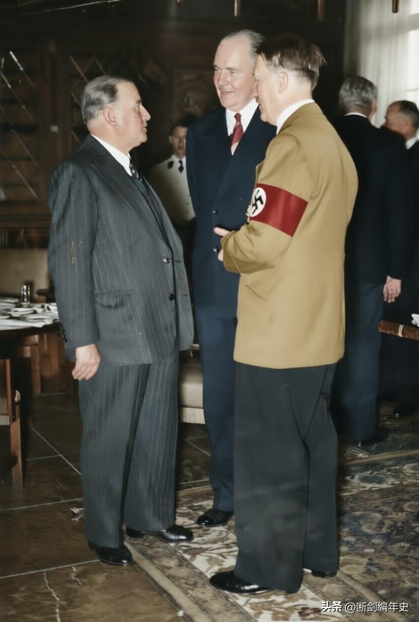 法国总理爱德华·达拉第在慕尼黑会议上与希特勒交谈，1938年9月。

1938年