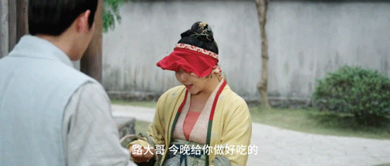 #春佩兰做饭省钱但费命#春佩兰作为兰闺的大厨，也是非常懂得省钱这个小技巧的，毕竟