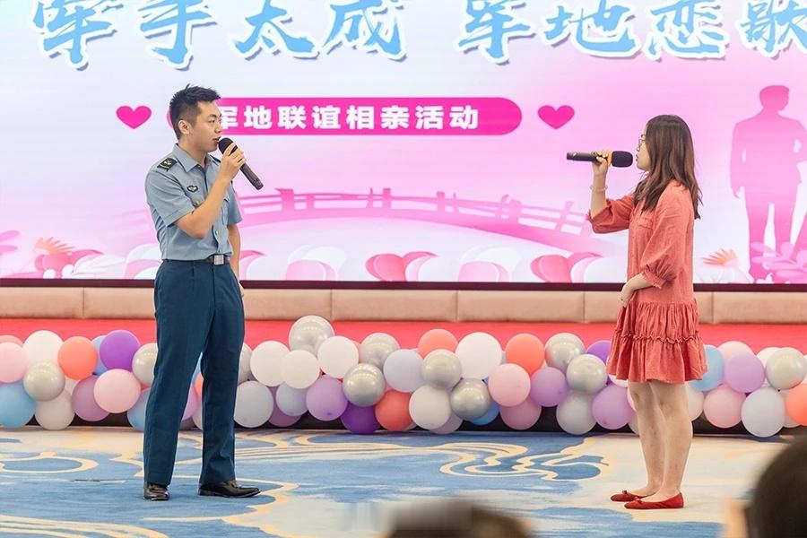 #军恋[超话]#夏日炎炎情更炽军装熠熠映红妆为了更好的服务官兵8月3日下午太成宾