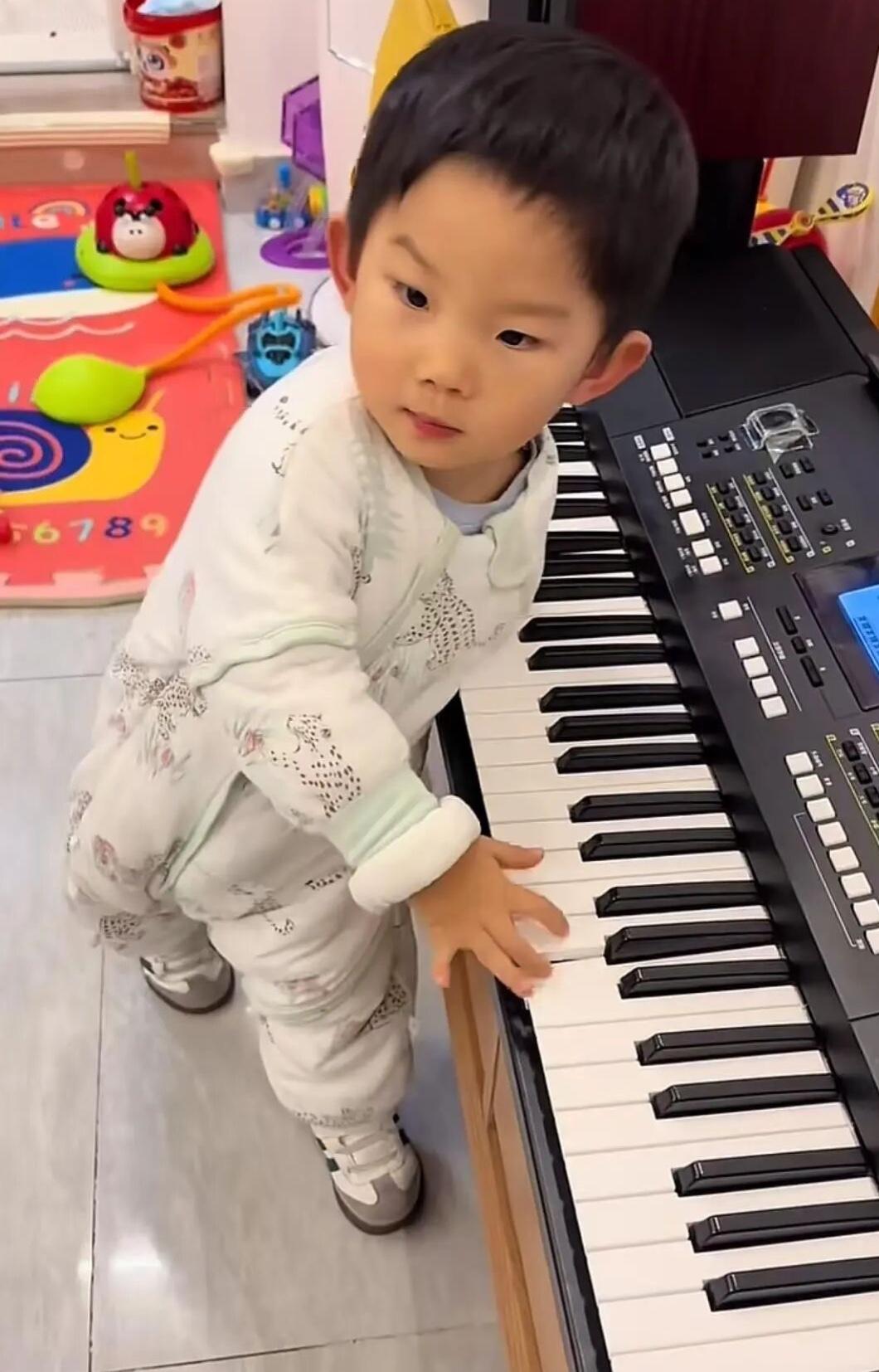 三岁半双胞胎无师自通弹钢琴，30万网友围观惊呼“天才”
湖南株洲一对三岁半双胞胎