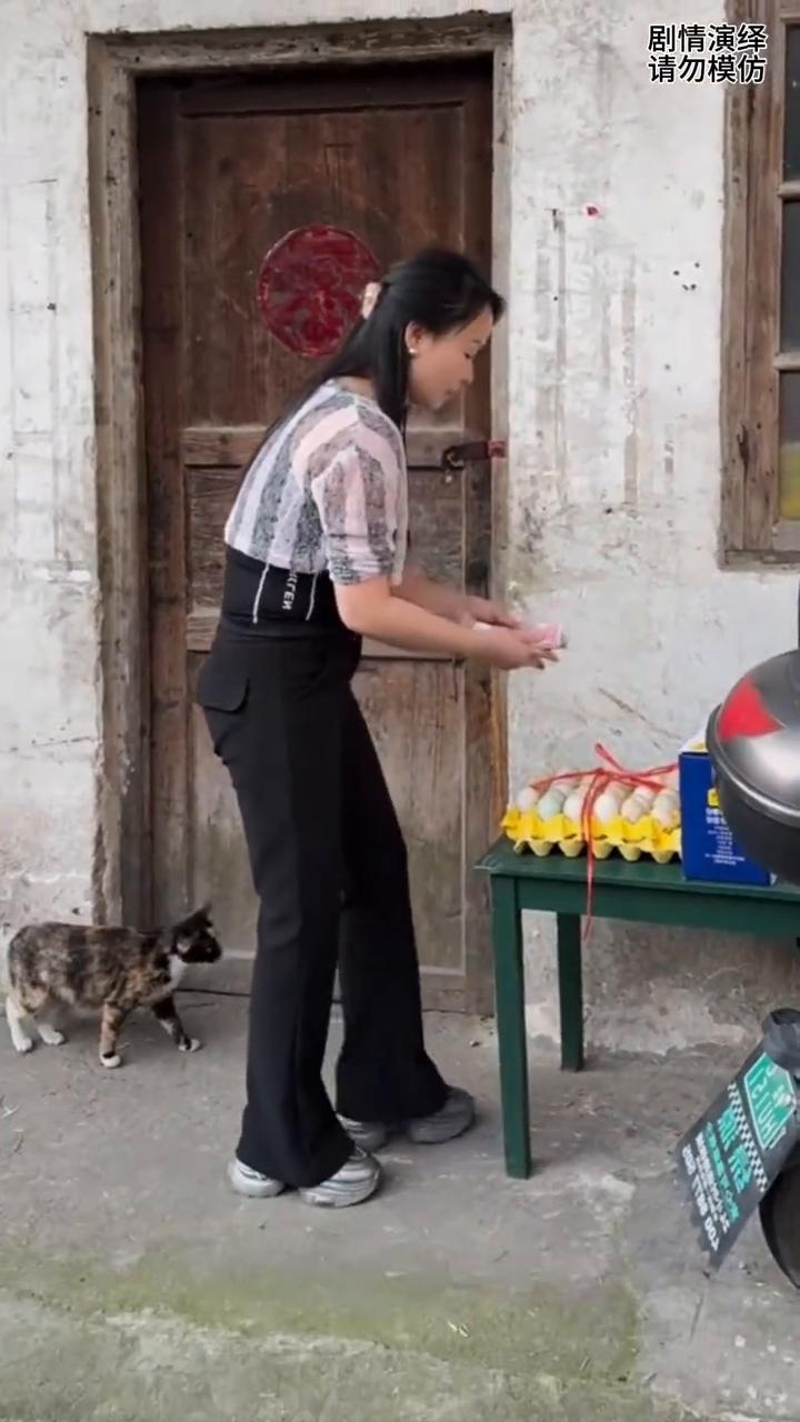 婆媳有矛盾，儿媳妇悄悄给她送牛奶鸡蛋，这一幕真的太感人了。
婆媳有矛盾三年没说话