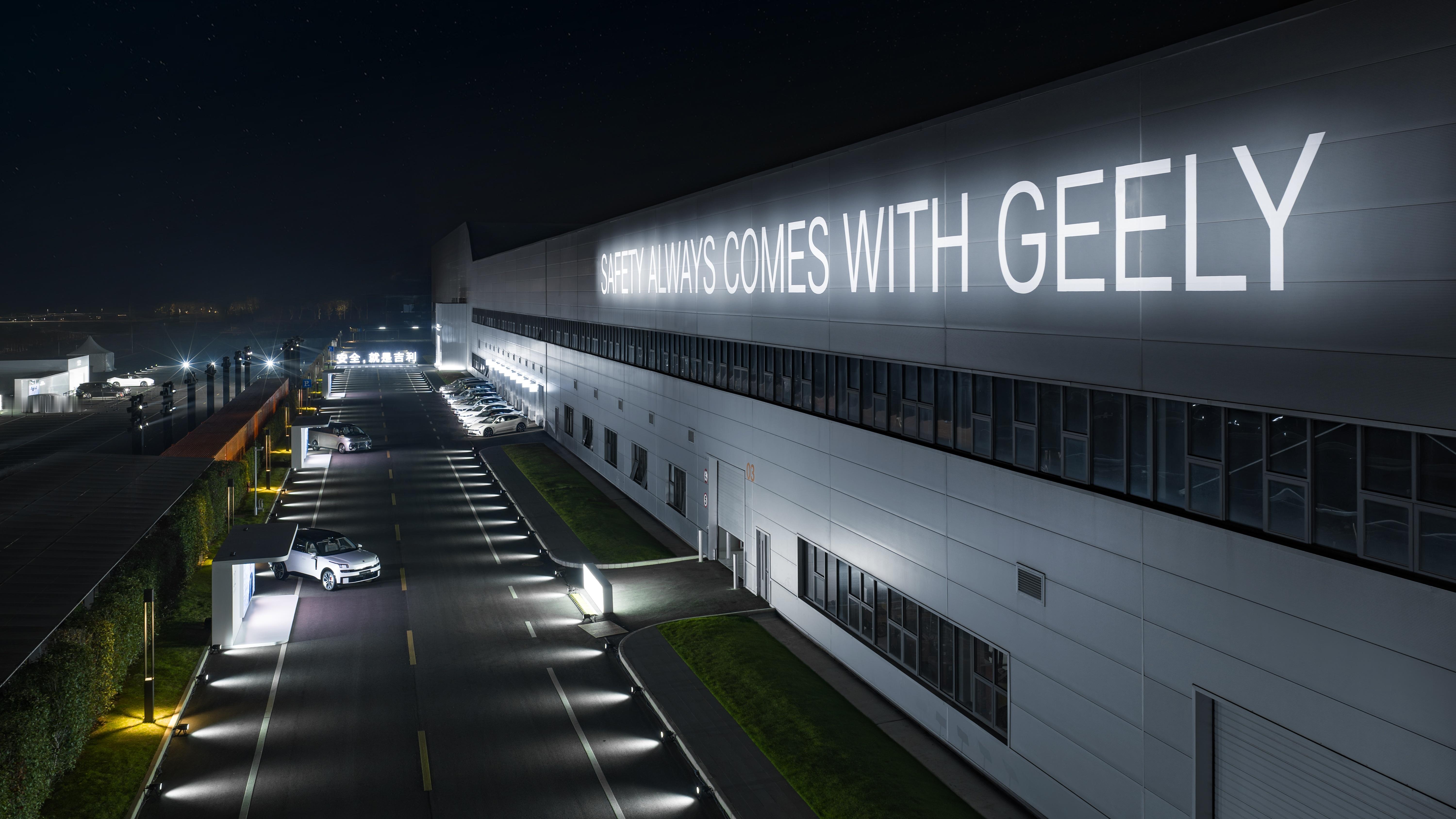 聊汽车安全，咱不玩虚的，吉利这波操作是真让人踏实。12月12日亮相的全球全域安全