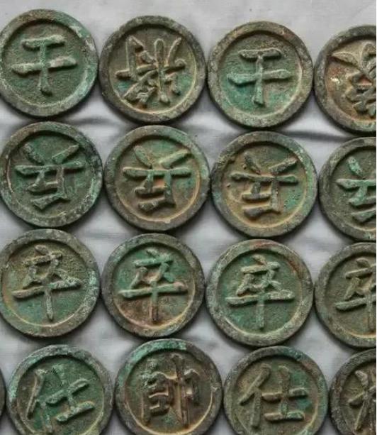 “给我三亿，我就上交！”一个农民在自己的宅基地里，挖出一副铜象棋，一共有32枚棋