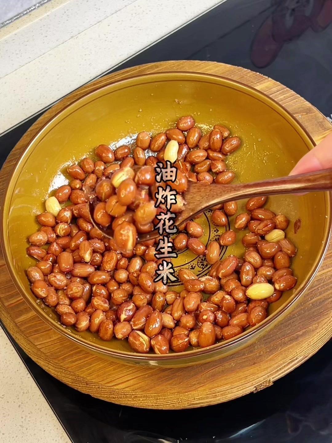 🍳食材：
花生米、桂皮、大蒜、精盐、白糖、高度白酒。

🍳步骤：
1️⃣凉油
