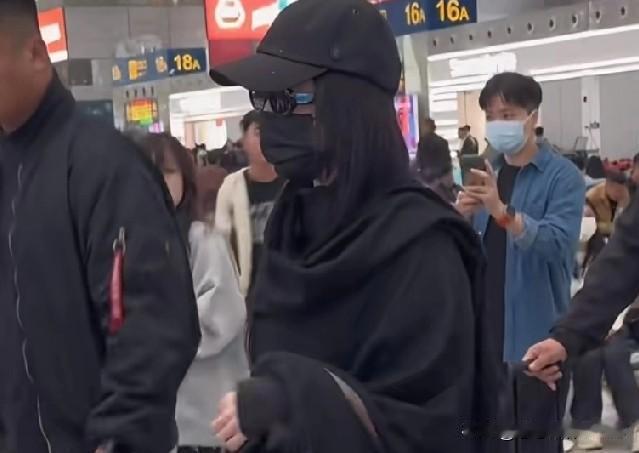 哈哈，刘亦菲这一身“神秘人”穿搭是来真的吗？她从头到脚都裹得密不透风，难不成觉得