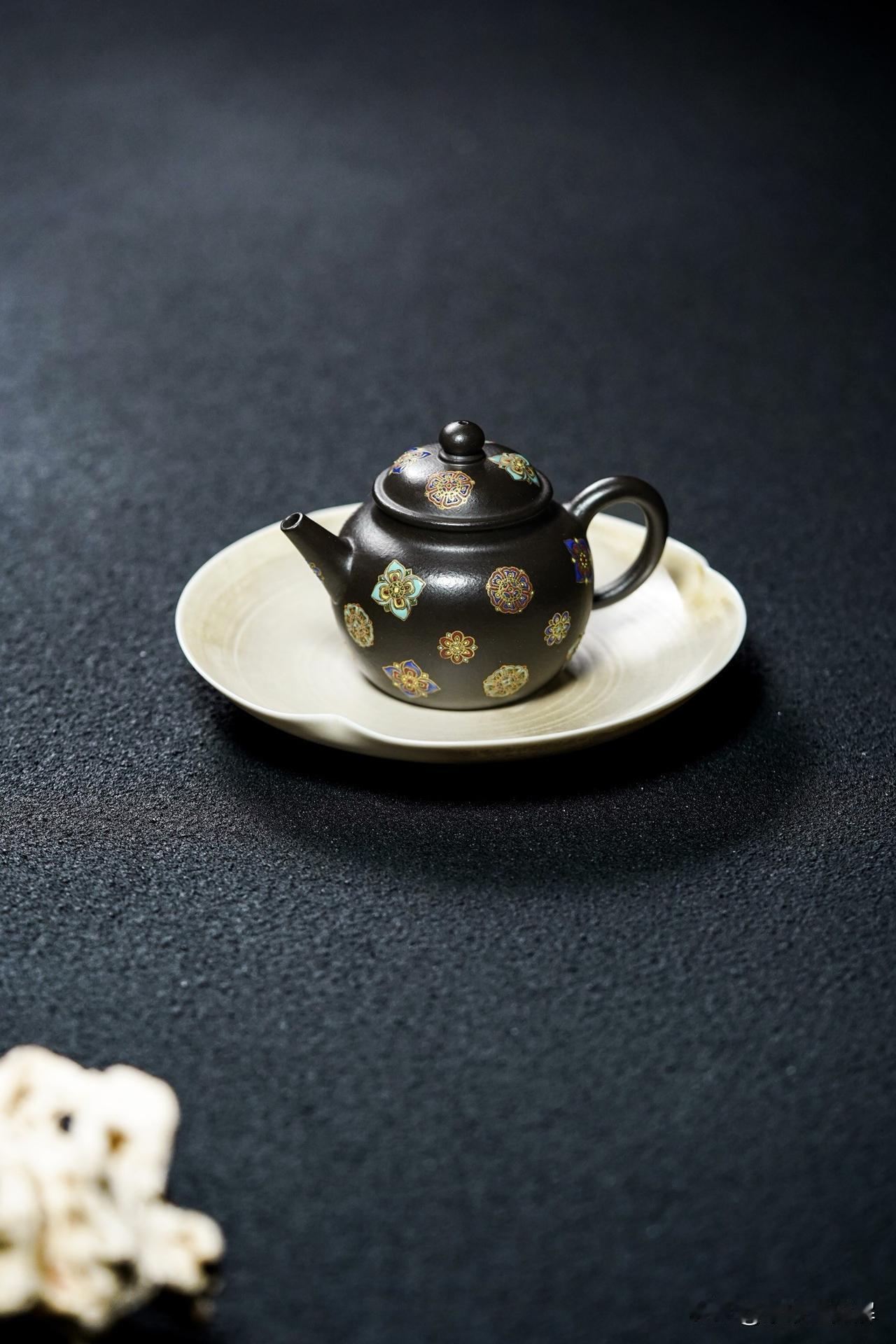 新壶经过查壶、理壶之后用开水烫洗干净即可，有壶友喜欢先用开水或茶水浸泡一段时间再