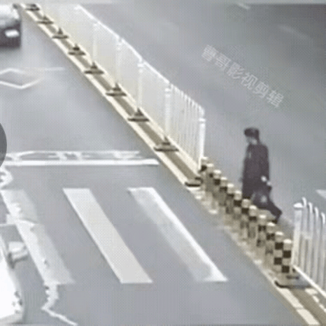 理解不了这位阿姨，更理解不了这位司机师傅？你在斑马线上行走，难道就不顾及过往的车