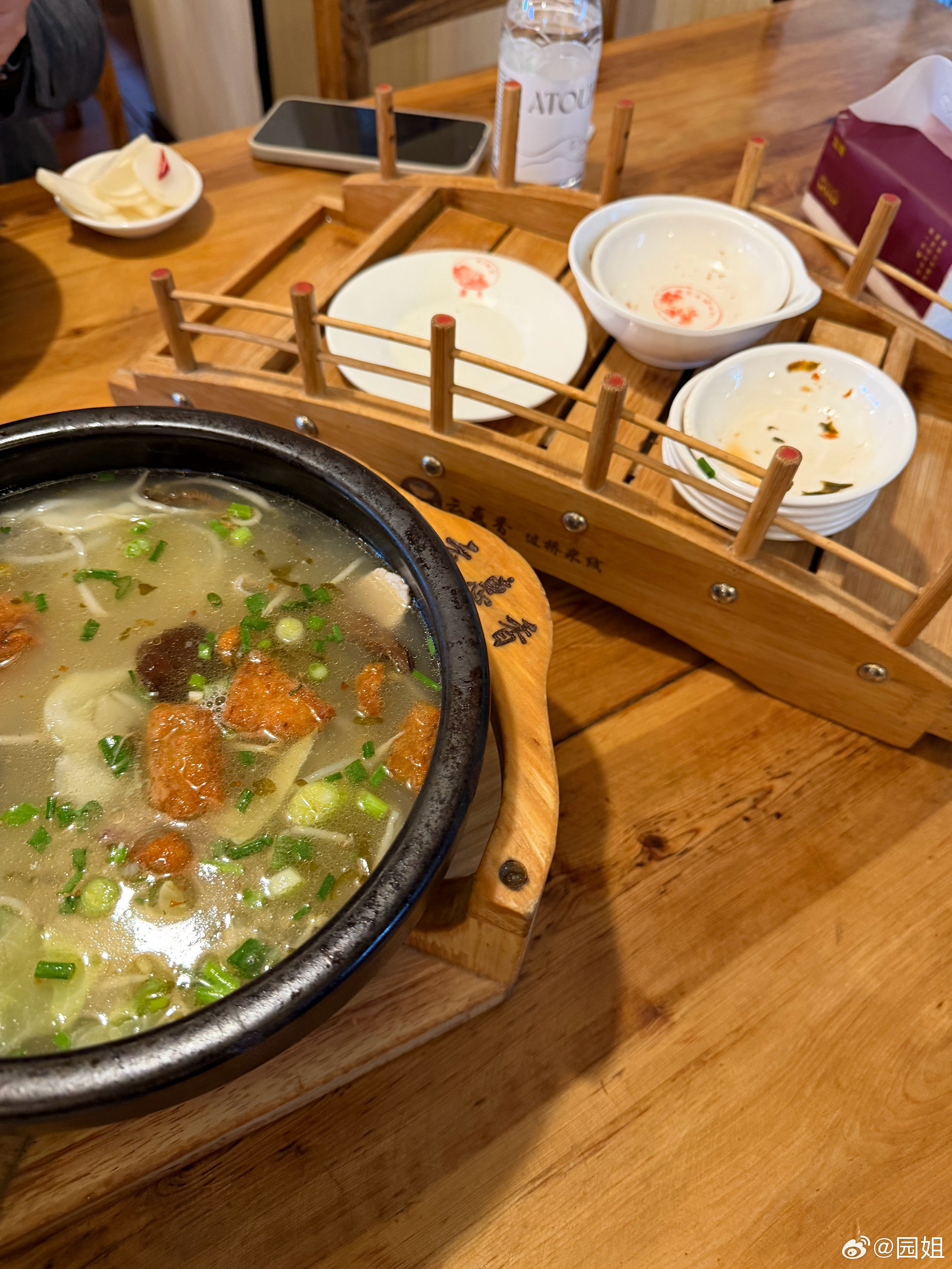 感动，我以前吃的米线都是假的，都没有桥，今天在丽江碰到了真有桥的米线