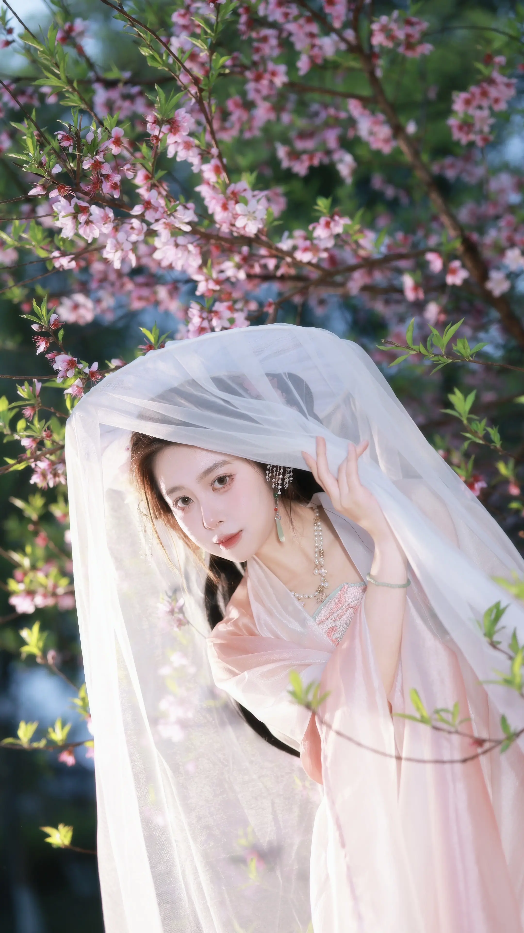 东风着意，先上小桃枝。