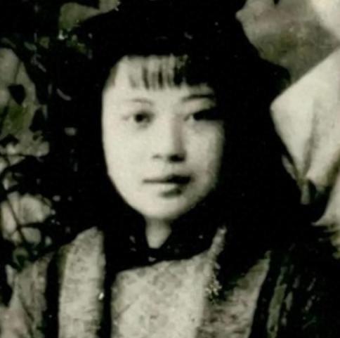 1945年，日军轮奸了黄美英，紧接着在她的下身灌入辣椒水，割 双眼双乳的折磨，她