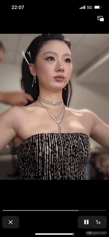 单依纯老师这次又一次突破自己，穿这样的衣服就出席活动，落肩露太多了，这就是单依纯